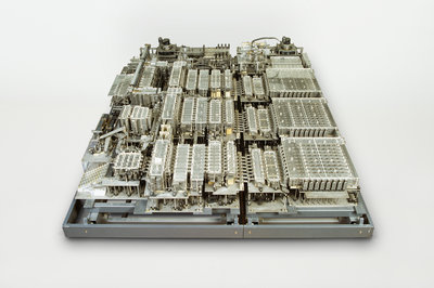 Tausende silbrig-graue, mechanische Schaltglieder sind das Herz des ersten Computers Zuse Z1. Sie sind in einen Metallrahmen montiert.