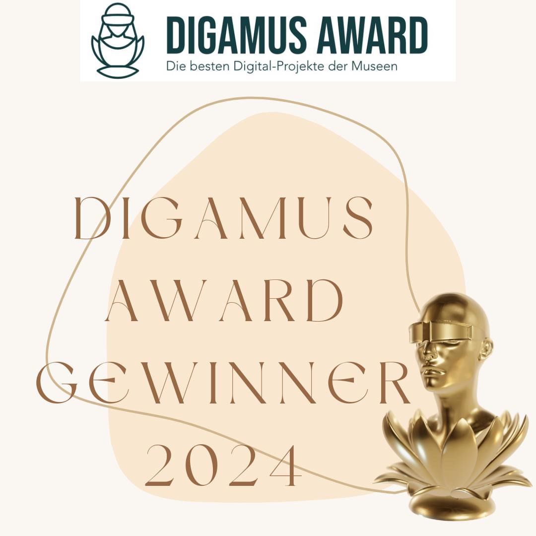 A golden trophy in the shape of a head wearing a VR headset and emerging from a lotus flower. Beside it are the words “DigAMus Award Gewinner 2024” and “DigAMus Award, die besten Digital-Projekte der Museen”.
