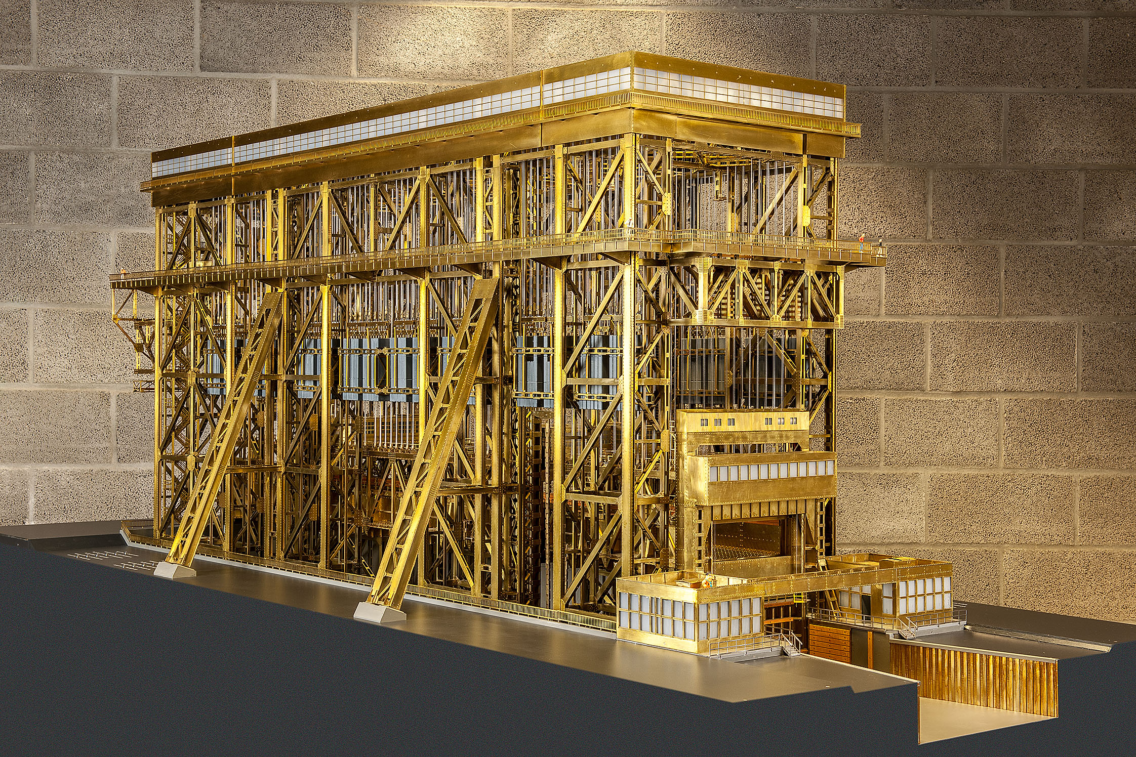 The model of the Niederfinow ship lift is three meters long and a good 1.20 meters high. It is a 1:20 scale replica of the original. The struts that form the framework of the lift resemble the skeleton of a crane.