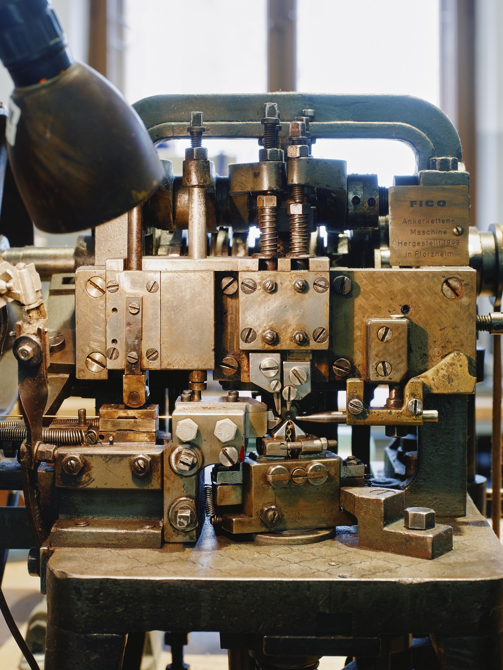  A machine with various devices for manufacturing jewelry chains