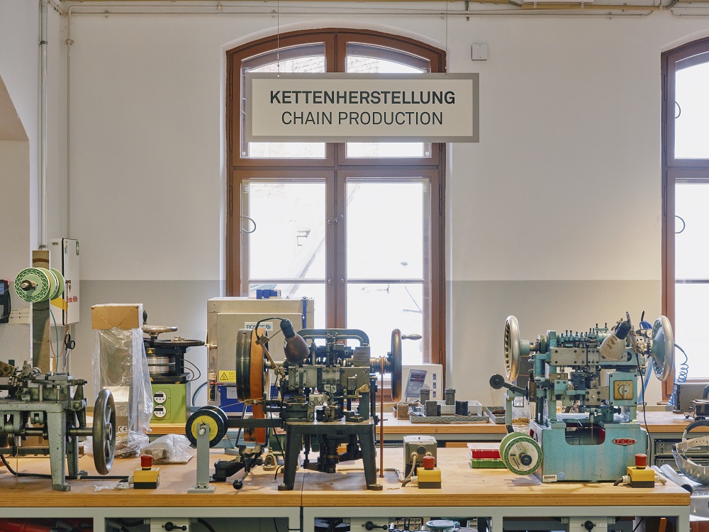 A view of the chain-making area at the jewelry exhibition. Various machines are lined up next to one another. 